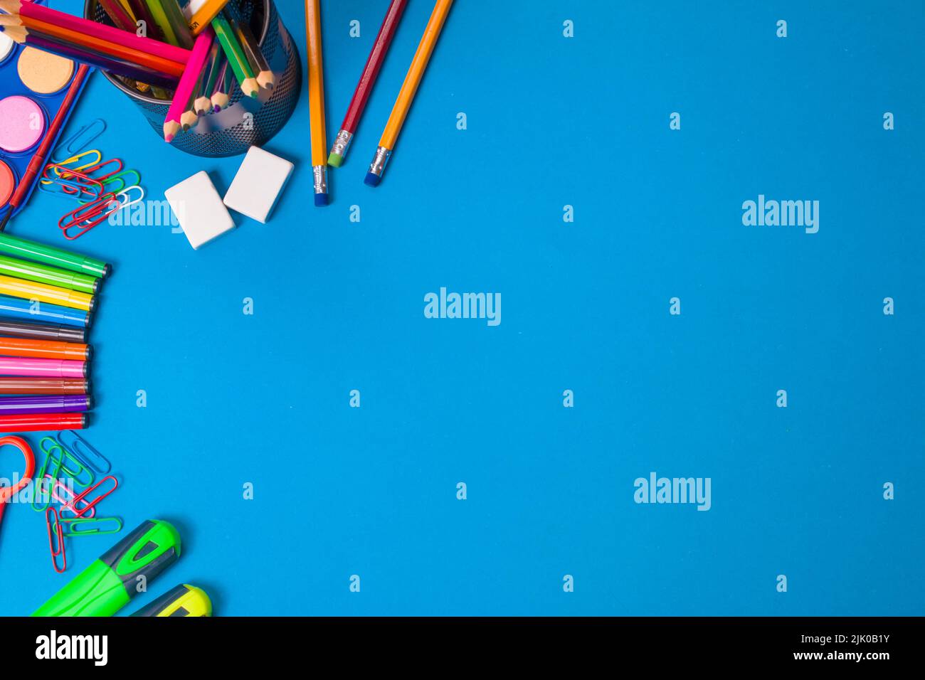 Forniture scolastiche o cancelleria con sfondo dello spazio di copia, concetto di istruzione Back to School Foto Stock