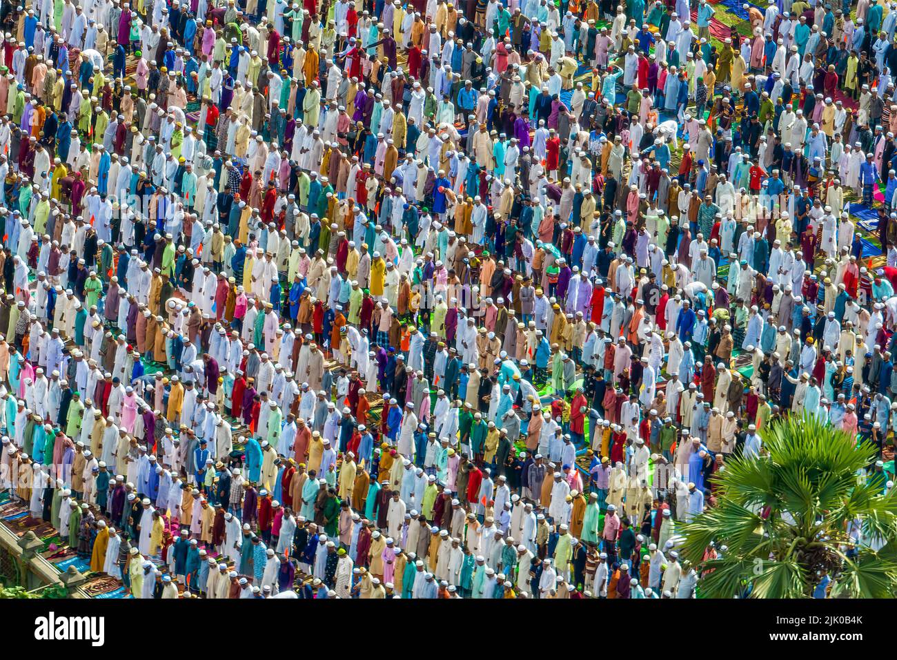 Persone che pregano in congregazione a Bogura in Bangladesh Foto Stock