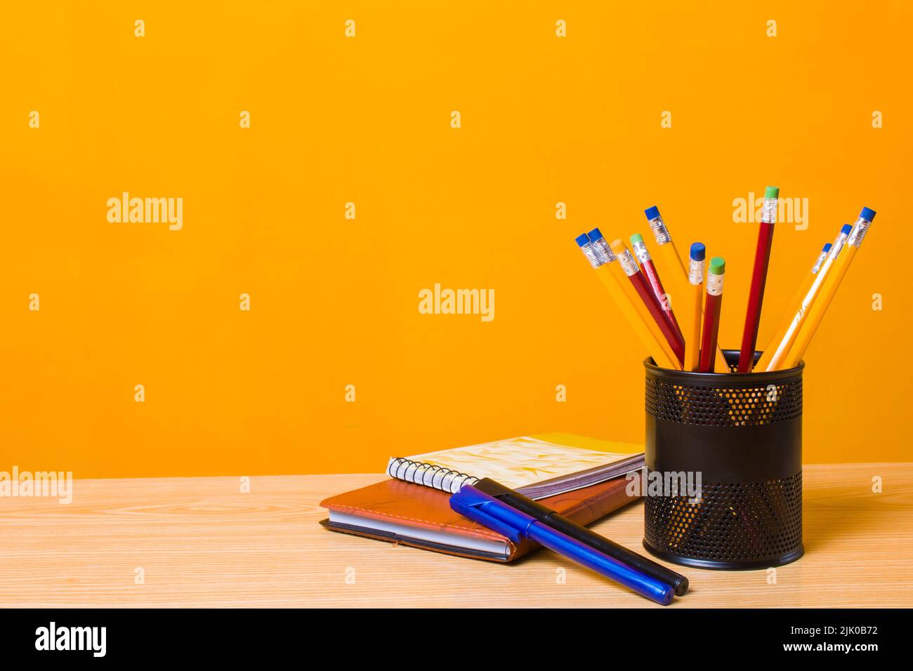 Forniture scolastiche o cancelleria con sfondo dello spazio di copia, concetto di istruzione Back to School Foto Stock
