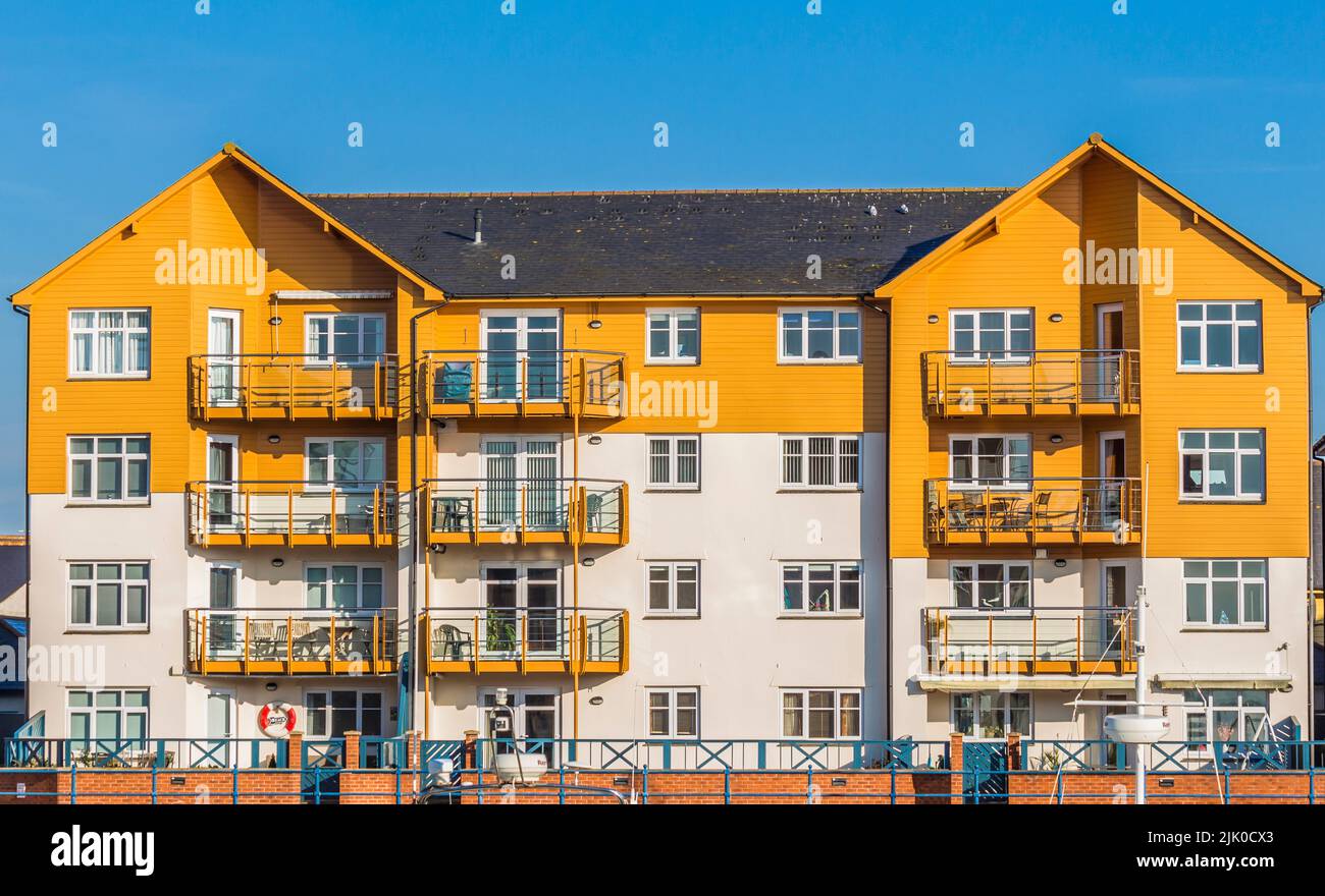 Exmouth marina nella contea di Devon, Regno Unito circondato da un colorato edificio di appartamenti Foto Stock