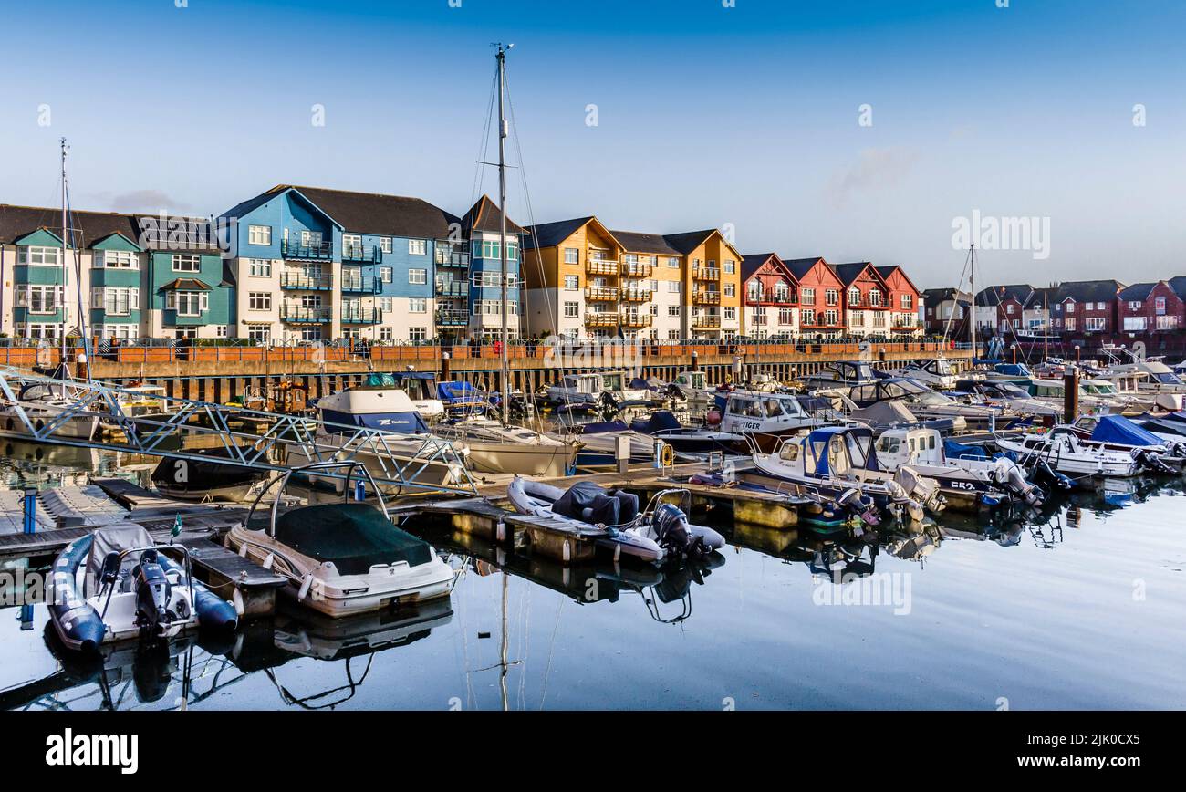 Exmouth marina nella contea di Devon, Regno Unito circondato da edifici di appartamenti colorati Foto Stock
