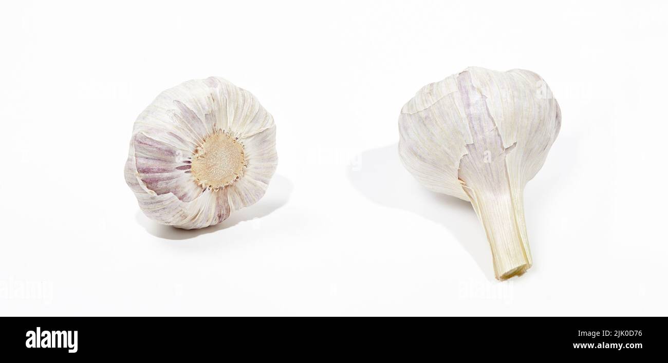Aglio intero crudo isolato su sfondo bianco, vista varie. Cibo sano, ingrediente per cucinare Foto Stock
