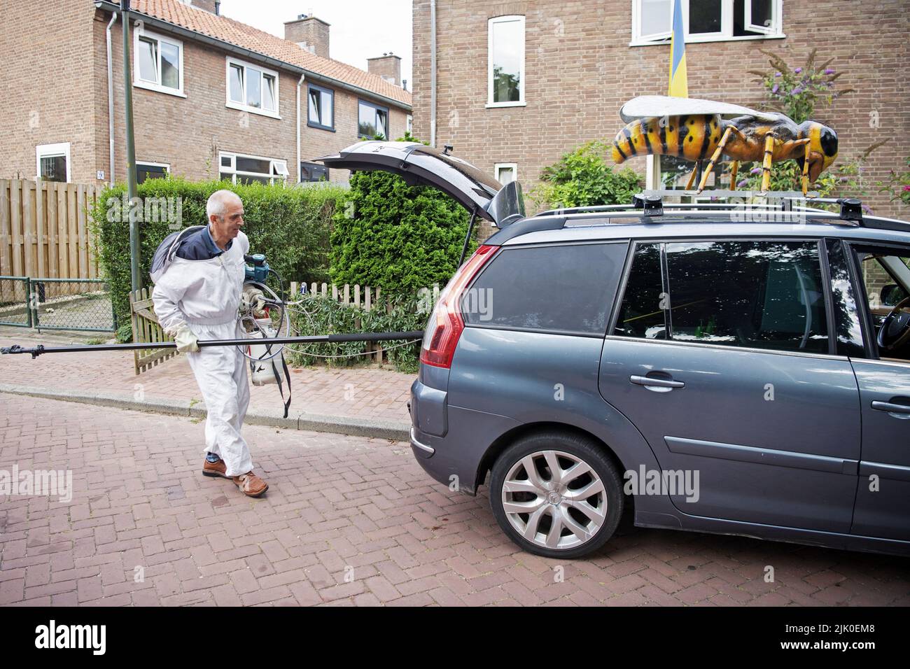 2022-07-29 08:56:39 RENKUM - Frits Jollie di Jollie Wasp Control arriva a una casa infestata di vespe. I combattenti del WASP sono ora molto occupati dopo alcuni anni relativamente tranquilli. Il fastidio delle vespe si verifica di solito alla fine di luglio, quando i nidi sono pronti e gli operai iniziano a cercare cibo. ANP OLAF KRAAK paesi bassi OUT - belgio OUT Foto Stock