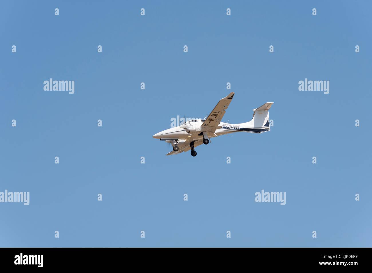 Aerei a diamante da-62 aerei leggeri F-HLRA che atterrano all'aeroporto di Farnborough, Hampshire, Regno Unito, in cielo blu. SD Aviation Charter operatore Foto Stock