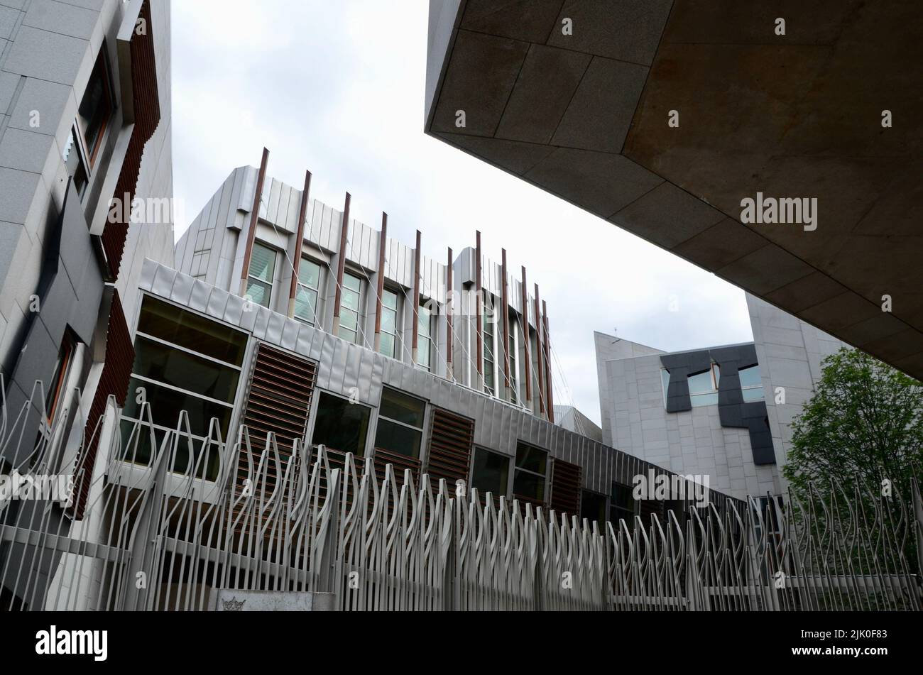 parlamento scozzese edificio interno esterno e con la polizia edinburgh Royal Mile scozia nell'estate 2022 Regno Unito Foto Stock