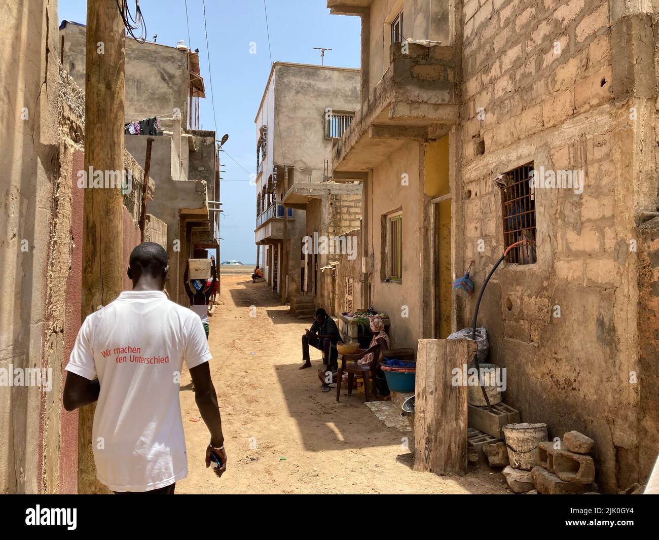 Dakar, Senegal. 21st luglio 2022. Abdoulaye Wade attraversa una strada. Suo fratello Cheikh Wade è stato ucciso durante le manifestazioni l'anno scorso. Il Senegal è visto come un'ancora di stabilità per la regione del Sahel, che è in crisi, dove sono attive anche le forze armate tedesche. Il Cancelliere Scholz ha visitato il Senegal come primo paese del suo tour africano, perché il gas naturale sarà presto affluito in Europa. Ma nella democrazia in vetrina dell'Africa occidentale, le cose stanno bollendo. (A dpa 'il nuovo partner della Germania Senegal: Democrazia sotto pressione') Credit: Lucia Weiss/dpa/Alamy Live News Foto Stock