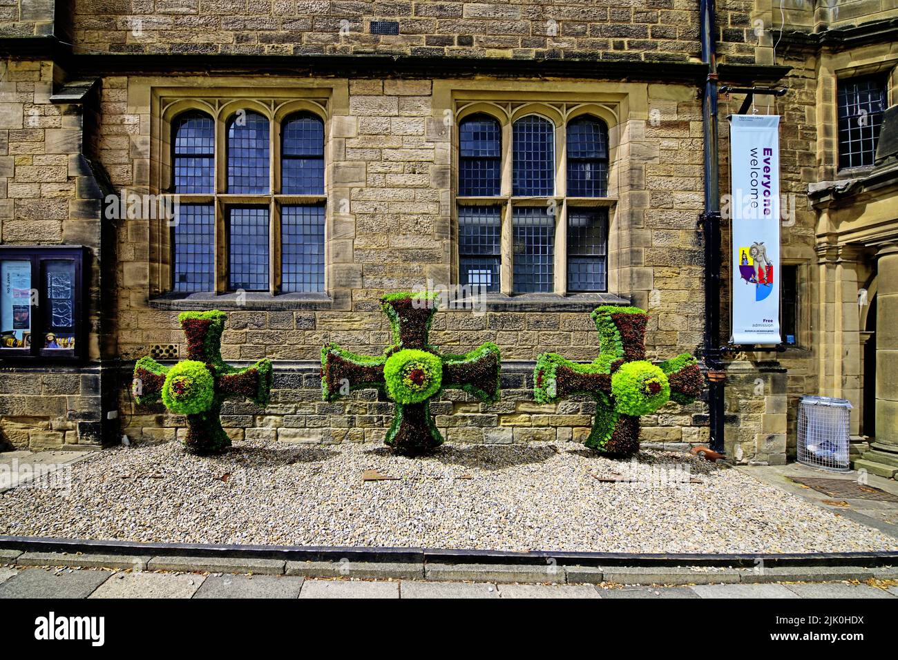 Cattedrale di Durham St Cuthbert il topiario di St Columba attraversa fuori dal museo presso la piazza principale Foto Stock