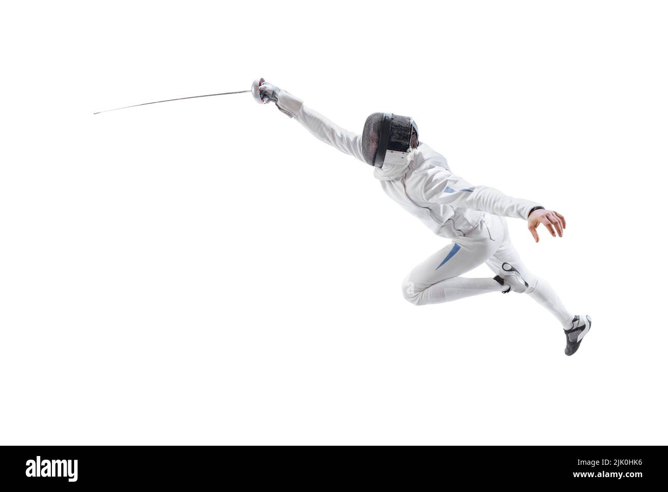 Vista aerea del fencer maschile in costume da scherma e maschera che tiene spada piccola e l'allenamento isolato su sfondo bianco. Sport, energia, abilità Foto Stock