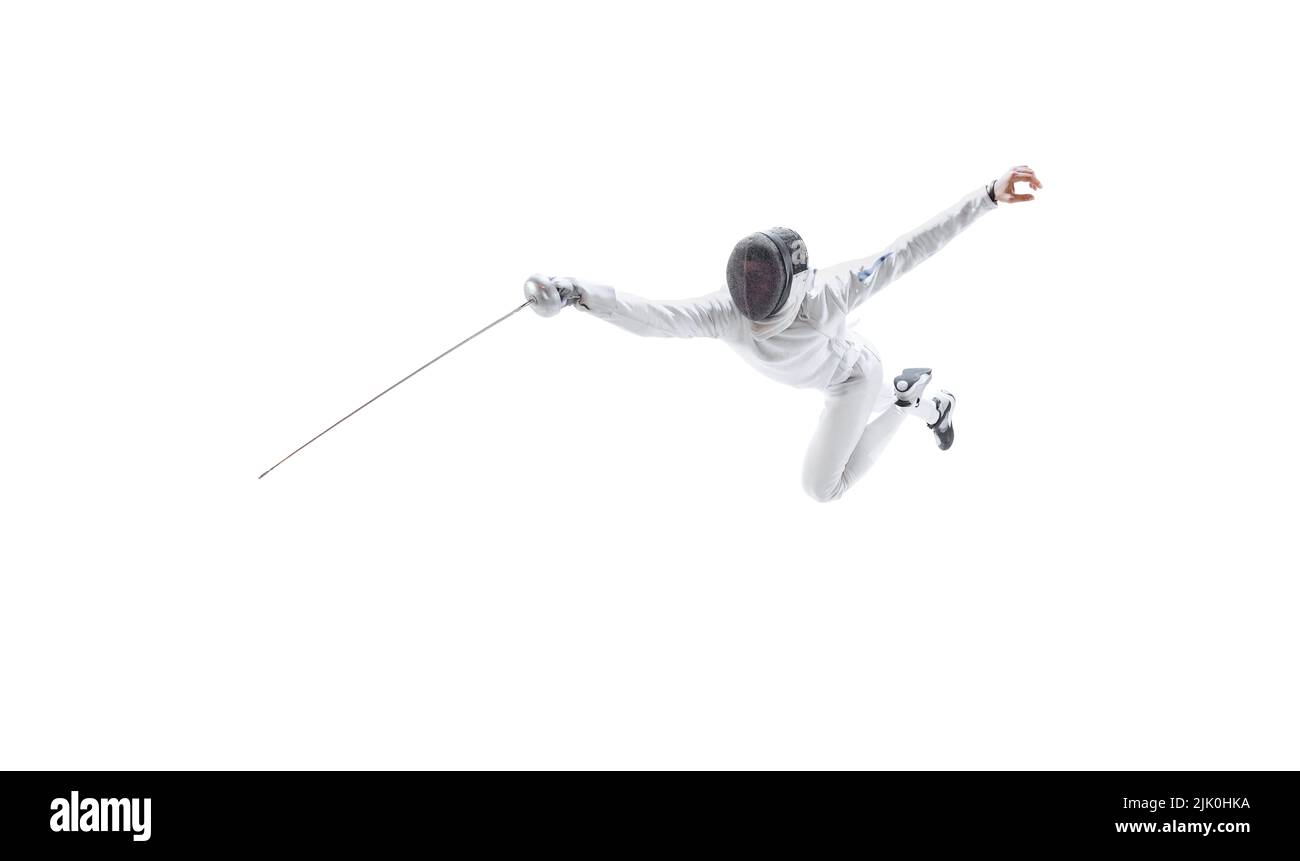 Vista aerea del fencer maschile in costume da scherma e maschera che tiene spada piccola e l'allenamento isolato su sfondo bianco. Sport, energia, abilità Foto Stock