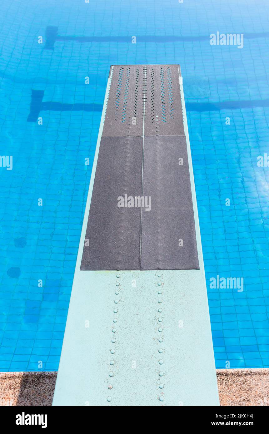 Piscina Diving Board Diving vista del subacqueo sull'acqua blu. Foto Stock