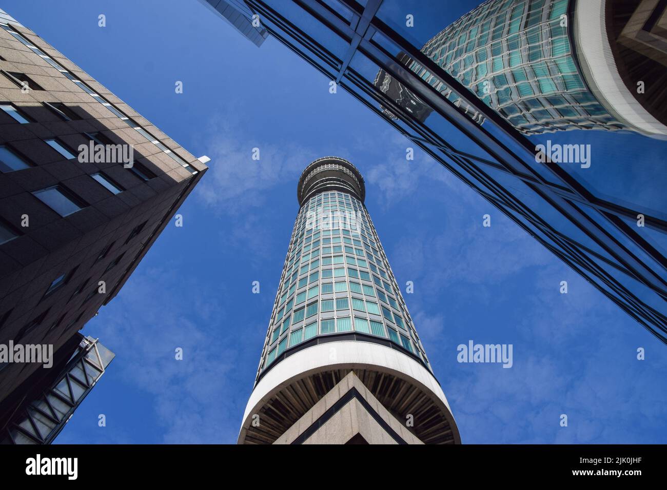 Londra, Regno Unito. 29th luglio 2022. L'iconica BT Tower nel centro di Londra. Migliaia di lavoratori di BT e Openreach hanno messo in scena walkout oltre la retribuzione. Credit: Vuk Valcic/Alamy Live News Foto Stock