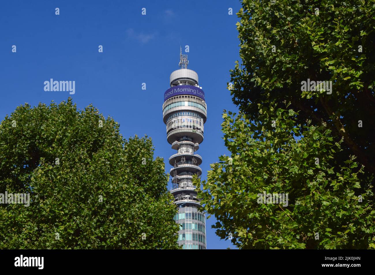 Londra, Regno Unito. 29th luglio 2022. L'iconica BT Tower nel centro di Londra. Migliaia di lavoratori di BT e Openreach hanno messo in scena walkout oltre la retribuzione. Credit: Vuk Valcic/Alamy Live News Foto Stock