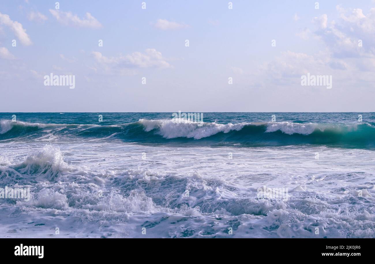 Vista sul Mar Nero dalla spiaggia durante le vacanze, 2017. Foto Stock