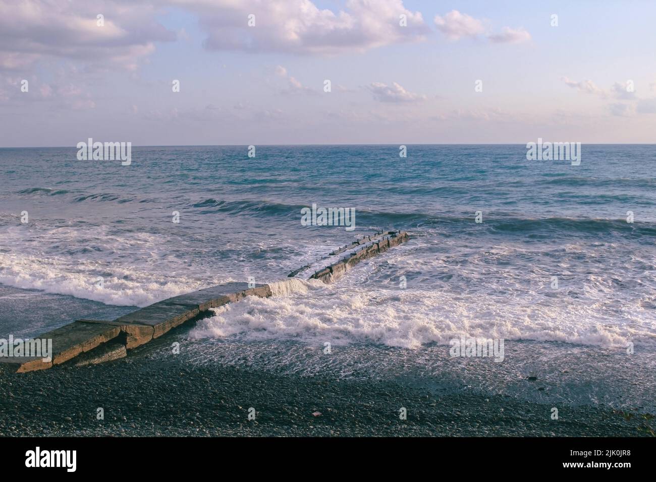 Vista sul Mar Nero dalla spiaggia durante le vacanze, 2017. Foto Stock