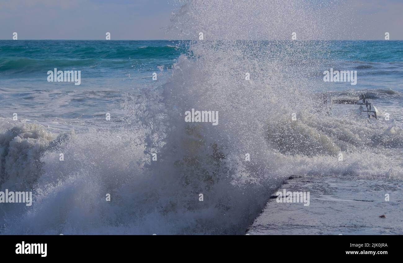 Vista sul Mar Nero dalla spiaggia durante le vacanze, 2017. Foto Stock