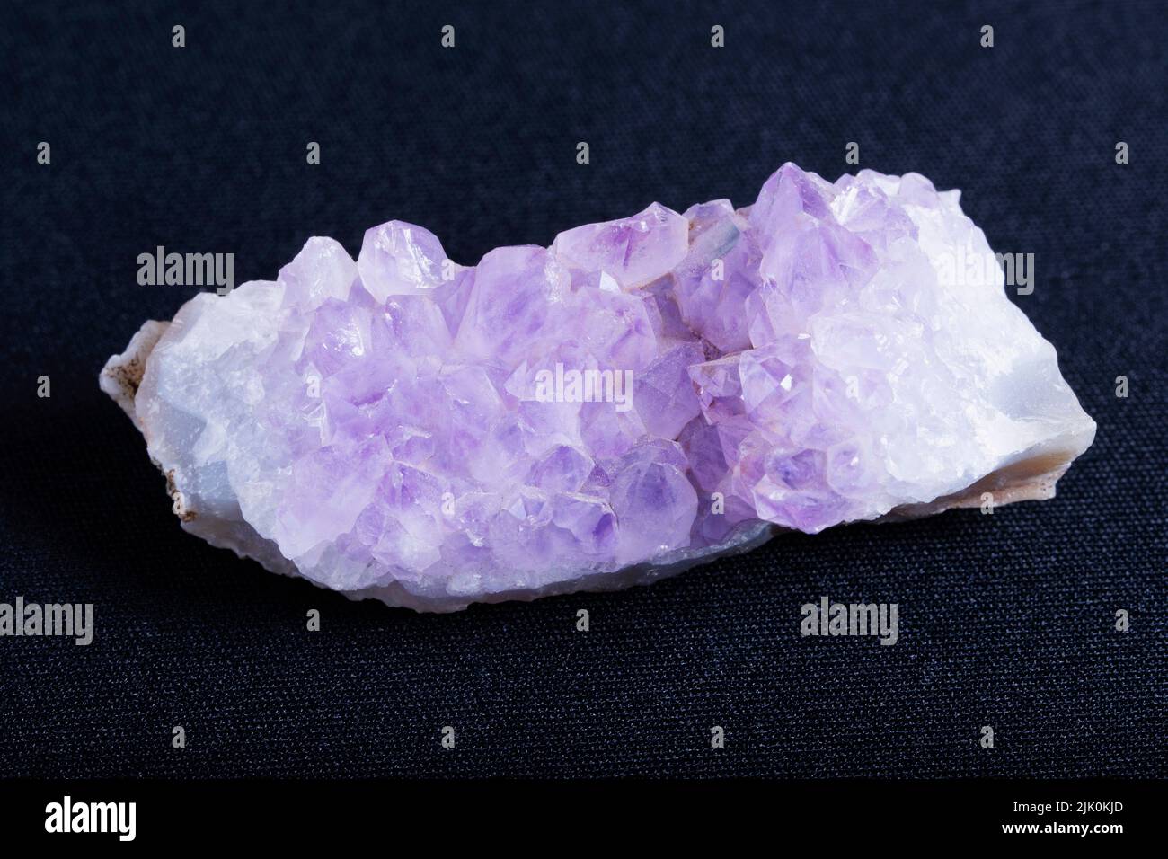 Cristallo di Ametista crudo una varietà violetta di quarzo Foto Stock