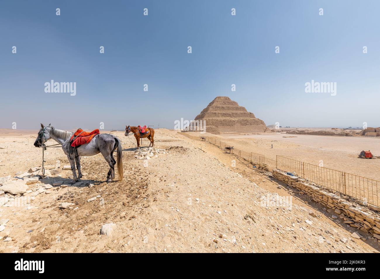 Saqqara, Egitto; 27 luglio 2020 - la piramide a gradoni di Djoser, Saqqara, Egitto Foto Stock