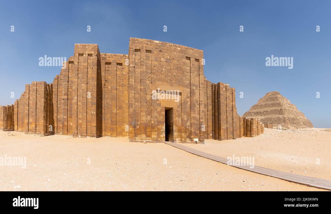 Saqqara, Egitto; 27 luglio 2020 - il muro perimetrale della piramide a gradoni, Saqqara, Egitto. Foto Stock