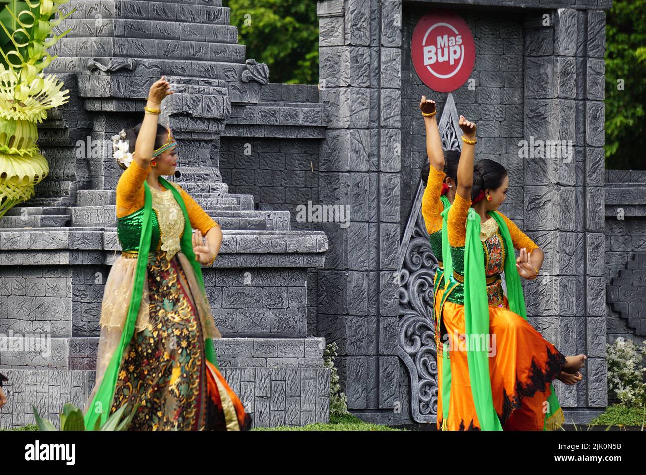 L'indonesiano esegue la danza loh jinawi per celebrare la giornata mondiale della danza Foto Stock