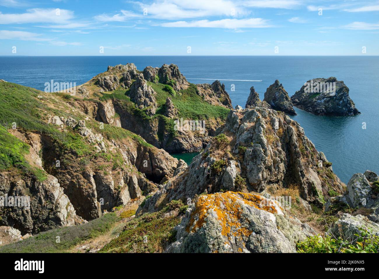 Un motoscafo passa per Jerbourg Point, Guernsey Foto Stock