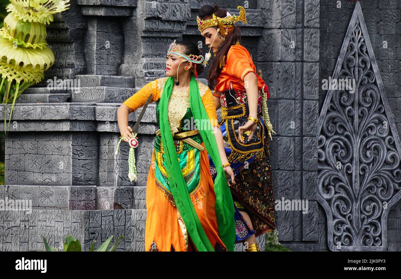 L'indonesiano esegue la danza loh jinawi per celebrare la giornata mondiale della danza Foto Stock