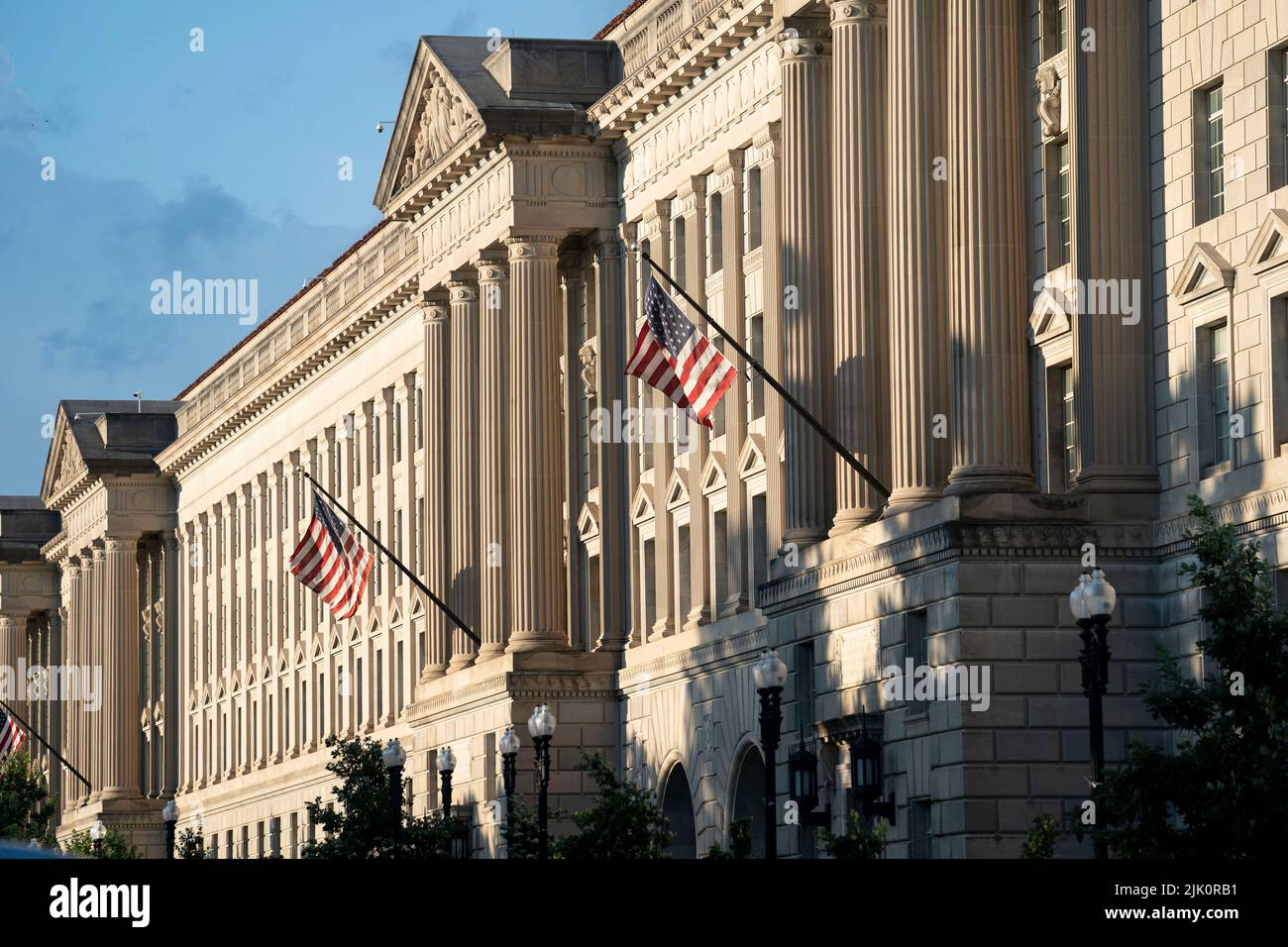 (220729) -- WASHINGTON, D.C., 29 luglio 2022 (Xinhua) -- Foto scattata il 28 luglio 2022 mostra l'edificio del Dipartimento del Commercio a Washington, D.C., gli Stati Uniti. Il prodotto interno lordo (PIL) degli Stati Uniti, che si riferisce al valore di tutti i beni e servizi prodotti negli Stati Uniti, è diminuito del 0,9% a un tasso annualizzato nel trimestre di aprile-giugno, secondo i dati dal Dipartimento del Commercio Giovedi. Il calo è venuto sui tacchi del calo del 1,6% del trimestre scorso. (Xinhua/Liu Jie) Foto Stock