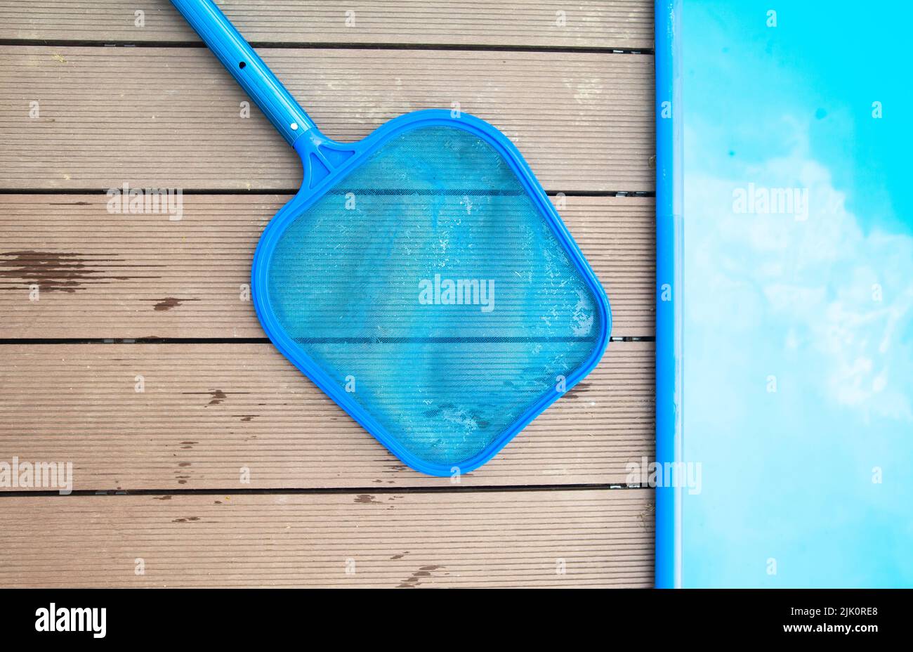 Reti per la pulizia della piscina, concetto di manutenzione Foto Stock