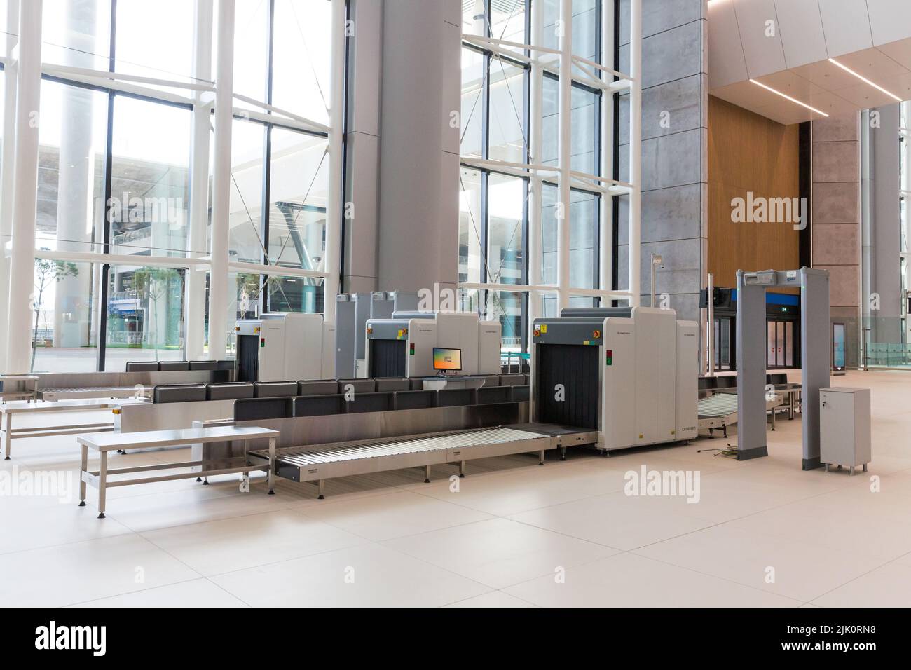 Macchine a raggi X al punto di controllo di sicurezza del terminal dell'aeroporto di Istanbul, Turkiye Foto Stock