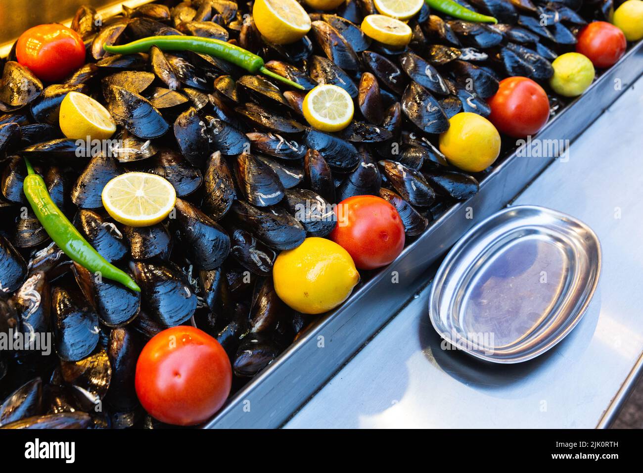 Cozze ripiene servite su una stalla di cibo di strada, Istanbul Turkiye Foto Stock
