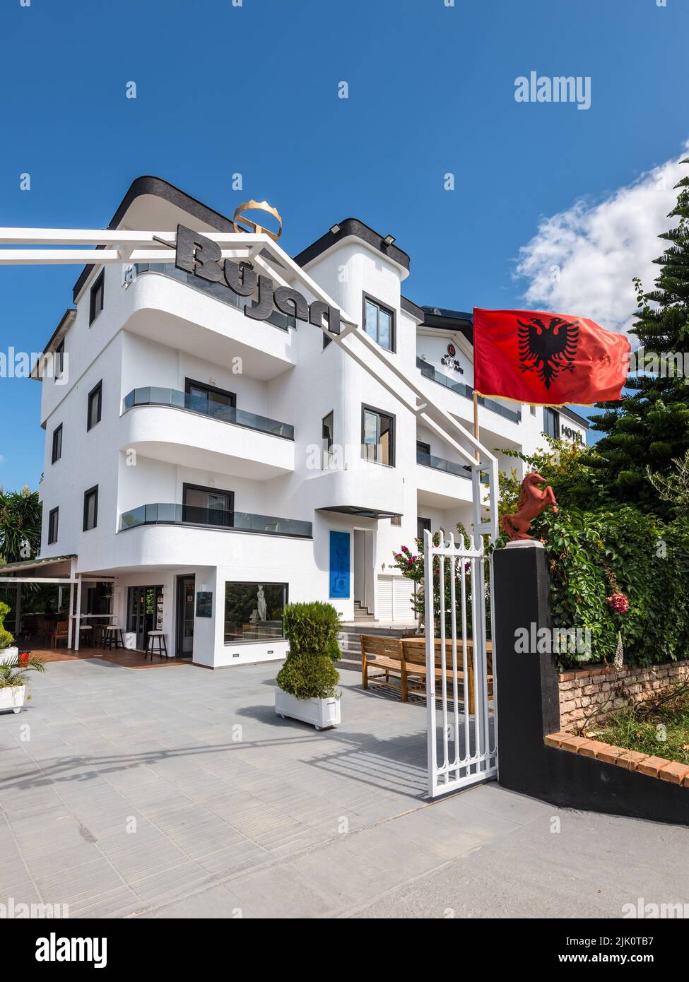 Ksamil, Albania - 9 settembre 2021: Vista sulla strada di Ksamil di giorno con la bandiera albanese di fronte all'Hotel Vila Park Bujari a Ksamil, Albania. Va Foto Stock