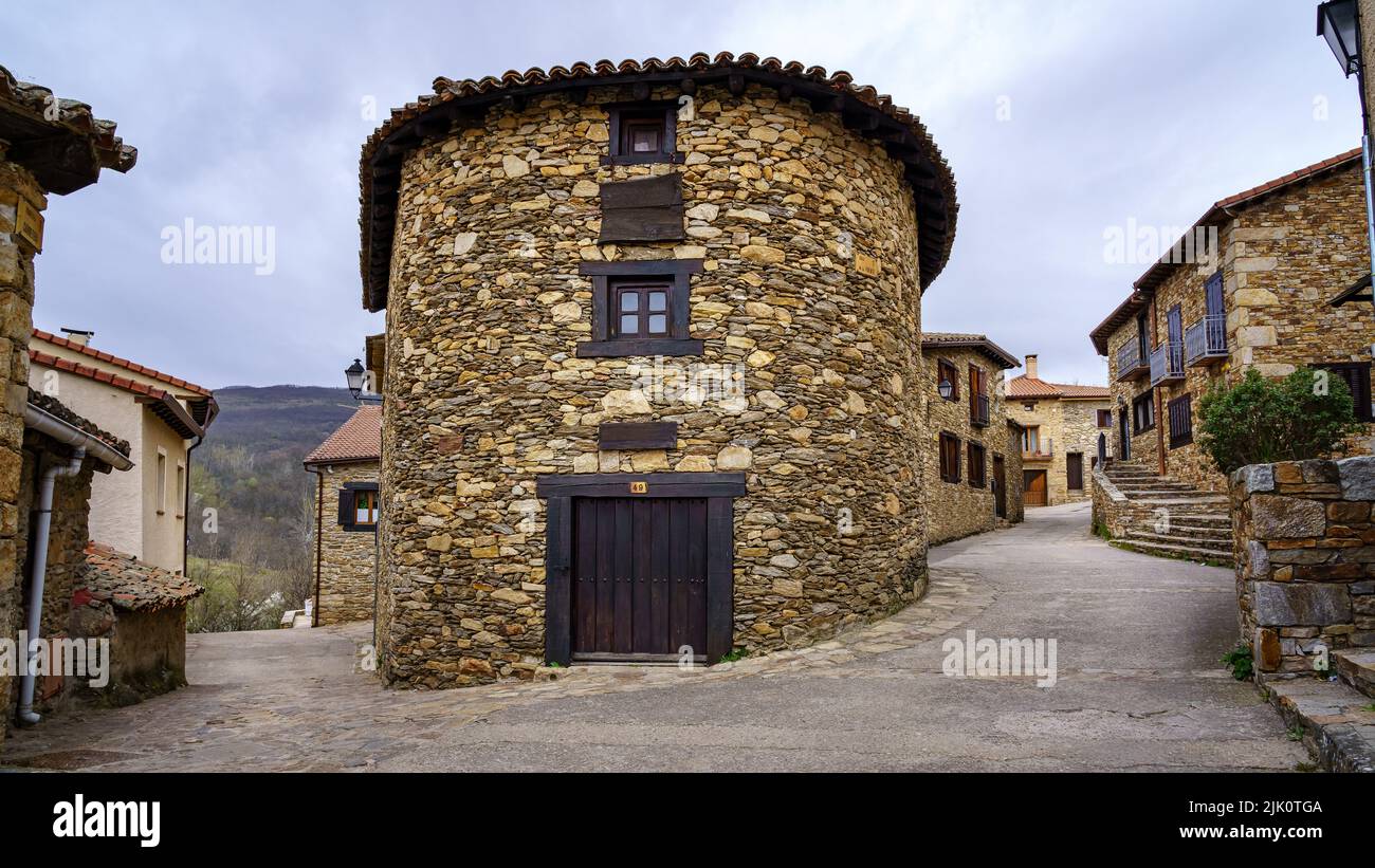 Casa rotonda fatta di pezzo con porta di legno e finestra situata nel vecchio borgo medievale. Horcajuelo Madrid. Madrid. Foto Stock