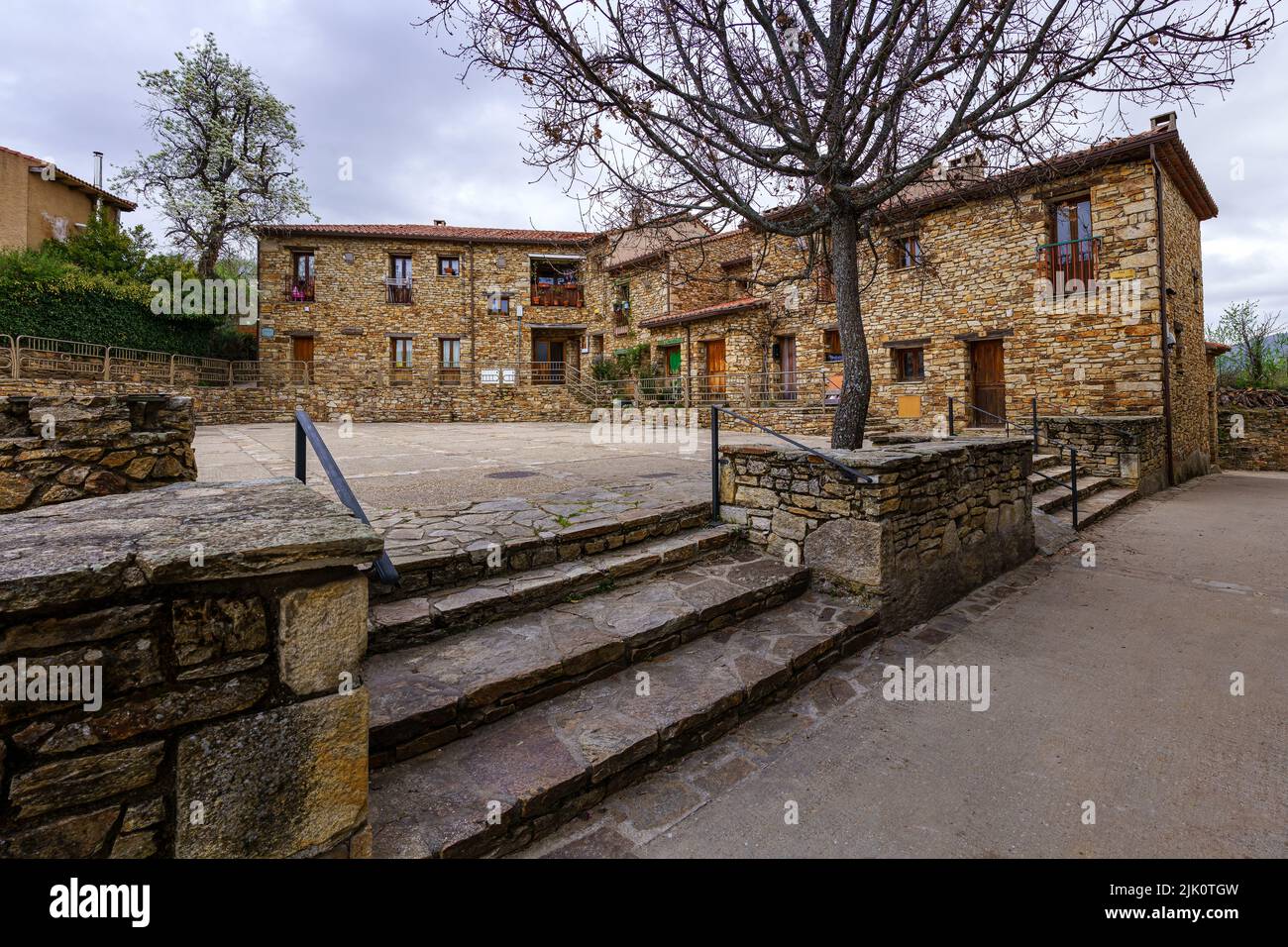 Vecchie case in una piazza in una città della Sierra de Madrid. Horcajuelo. Madrid. Europa. Foto Stock