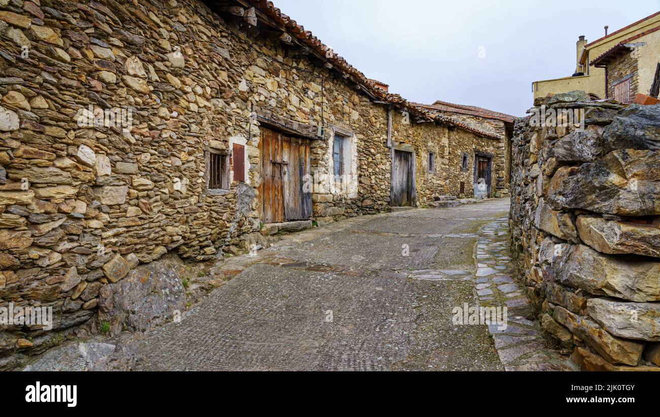 Vecchio vicolo di piccole case in pietra in uno stato di rovina dal passare del tempo. Madrid. Foto Stock