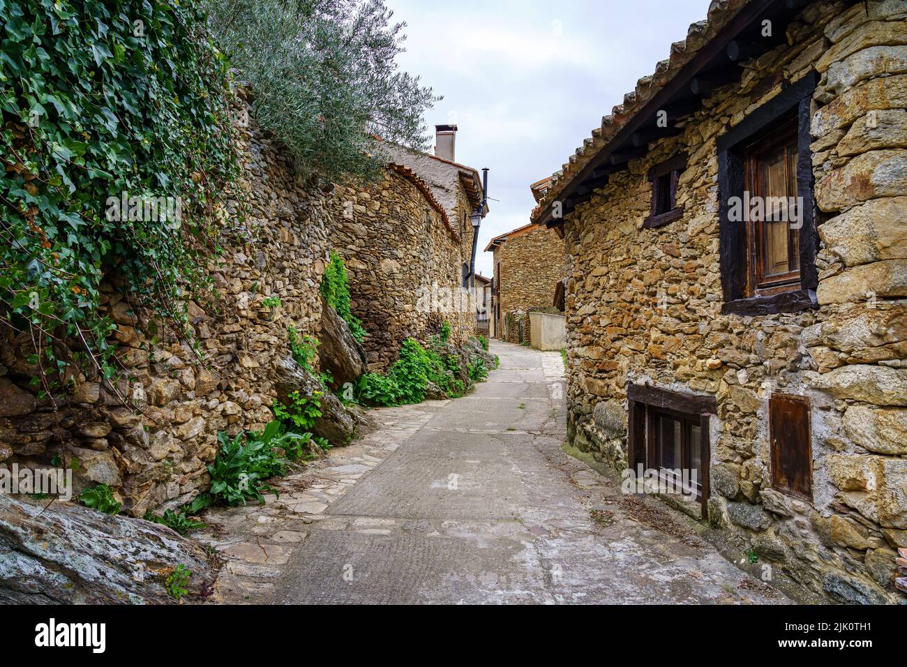 Vicolo stretto in un'antica città medievale in pietra nella Sierra de Madrid. Horcajuelo. Spagna. Foto Stock