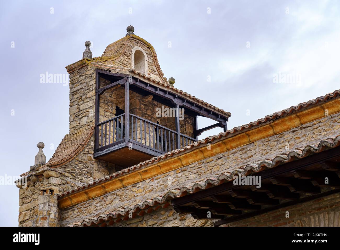 Antico campanile medievale in pietra con balcone sul tetto del campanile. Horcajuelo Madrid. Spagna. Foto Stock