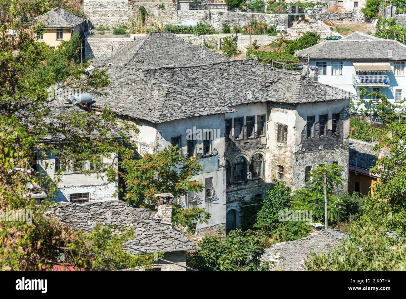 Gjirokaster, Albania - 10 settembre 2022: Tetto in piastrelle di pietra della vecchia casa ottomana su una collina di montagna a Gjirokaster, Albania. Foto Stock