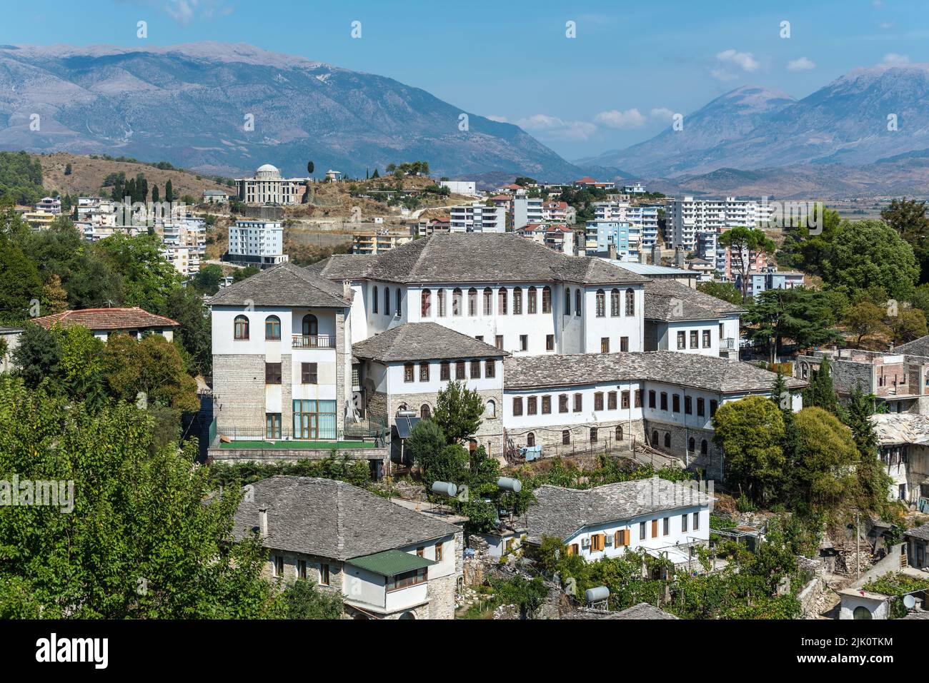 Gjirokaster, Albania - 10 settembre 2022: Vista del centro storico di Gjirokaster, Albania. Patrimonio dell'umanità dell'UNESCO. Foto Stock