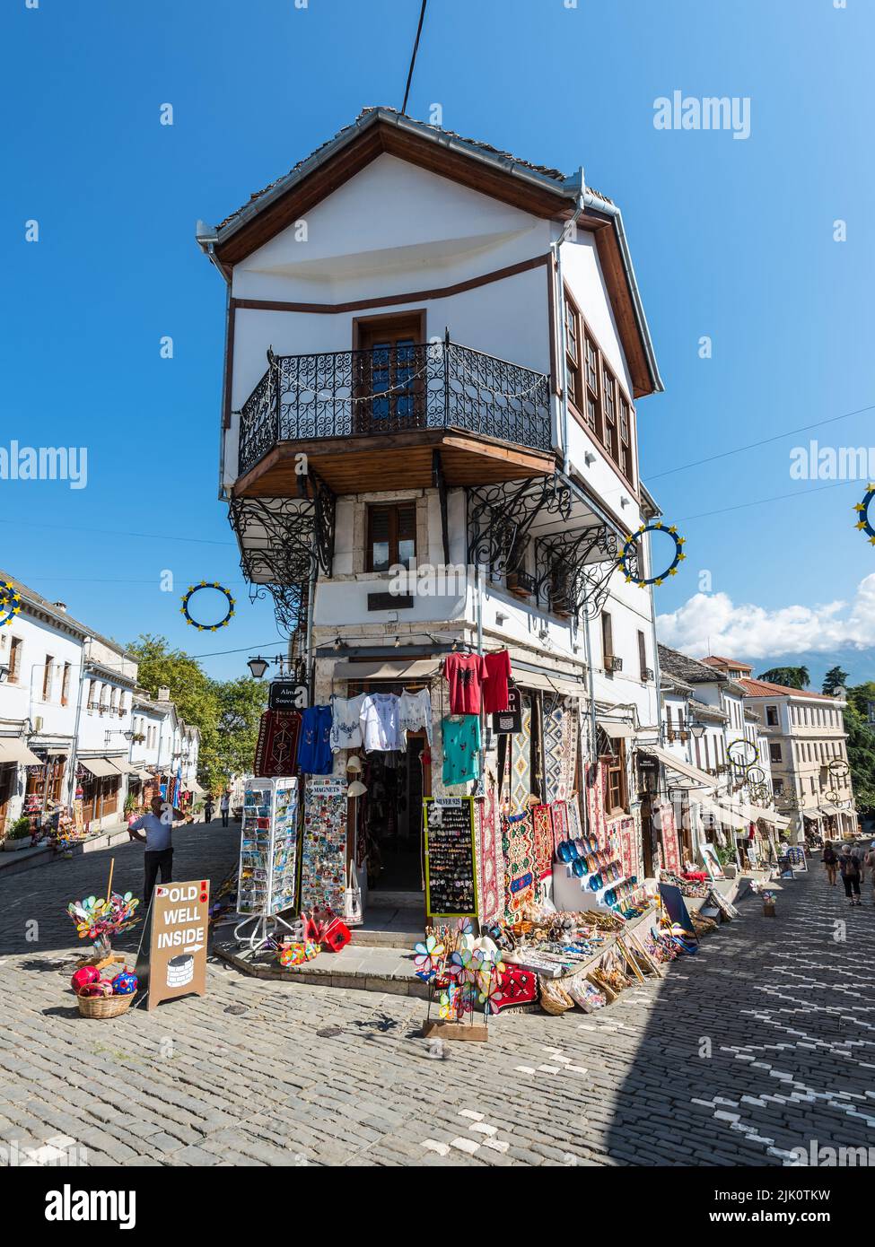 Gjirokaster, Albania - 10 settembre 2022: Scena stradale al centro o vecchio bazar della città storica di Gjirokaster, Albania. Sito Patrimonio dell'Umanità della U. Foto Stock