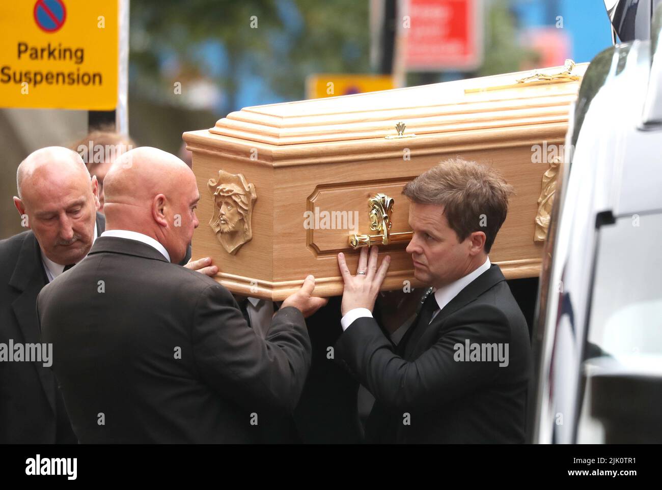 Declan Donnelly portando la bara di suo fratello, Padre Dermott Donnelly nella Cattedrale di St Mary a Newcastle per una Messa Requiem. Padre Donnelly è morto di 55 anni dopo una malattia improvvisa all'inizio di questo mese.Foto data: Venerdì 29 luglio 2022. Foto Stock