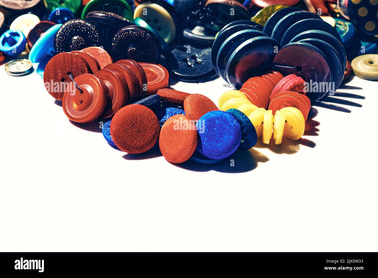 Un gran numero di diversi pulsanti multicolore e un posto per il testo Foto Stock