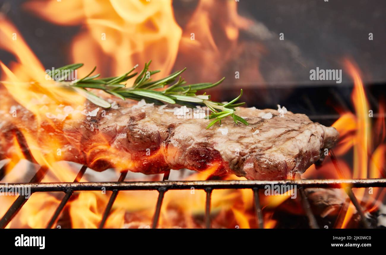 Barbecue churrasco carne carbone fuoco grill Foto Stock