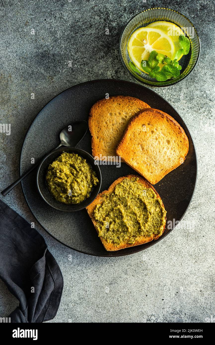 Colazione sana con toast e salsa di pesto Foto Stock