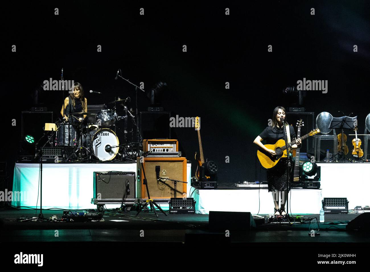 Concerto di cantante e cantautore italiano Carmen Consoli al tour Volevo fare la rock star a Roma. Carmen Consoli ha suonato gli ultimi quattro pezzi con la sua amica Marina Rei in batteria. In serata è stata premiata anche da Amnesty International Italia 2022. (Foto di Claudio Enea/Pacific Press) Foto Stock