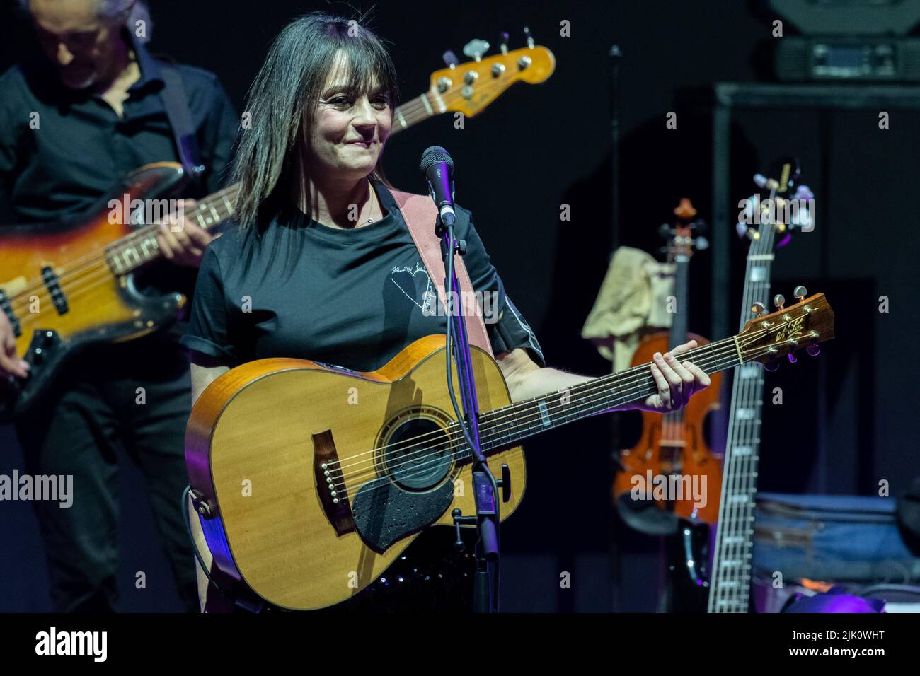 Concerto di cantante e cantautore italiano Carmen Consoli al tour Volevo fare la rock star a Roma. Carmen Consoli ha suonato gli ultimi quattro pezzi con la sua amica Marina Rei in batteria. In serata è stata premiata anche da Amnesty International Italia 2022. (Foto di Claudio Enea/Pacific Press) Foto Stock