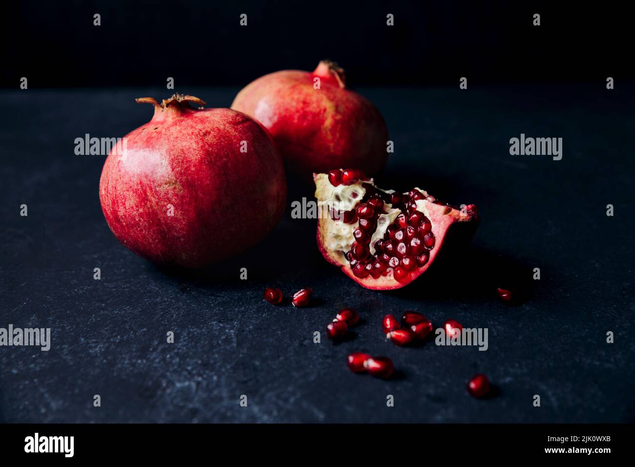 Melograno su sfondo scuro Foto Stock
