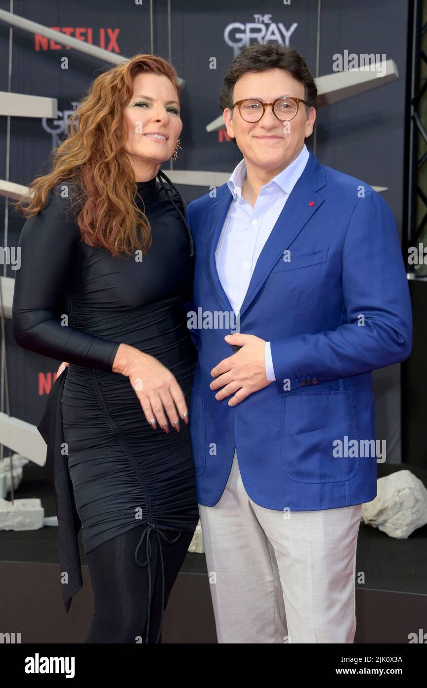 Anthony Russo e sua moglie Ann Russo partecipano allo "The Gray Man" Netflix Special Screening allo Zoo Palast il 18 luglio 2022 a Berlino, Germania. Foto Stock