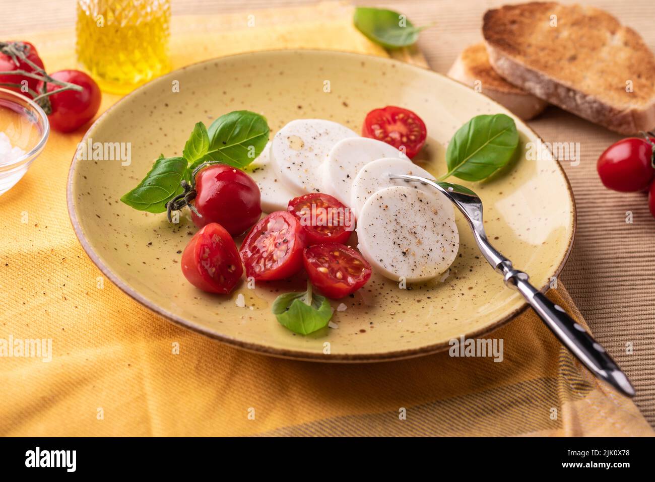 'Mozzarella' vegana con olio d'oliva, pomodori e basilico Foto Stock