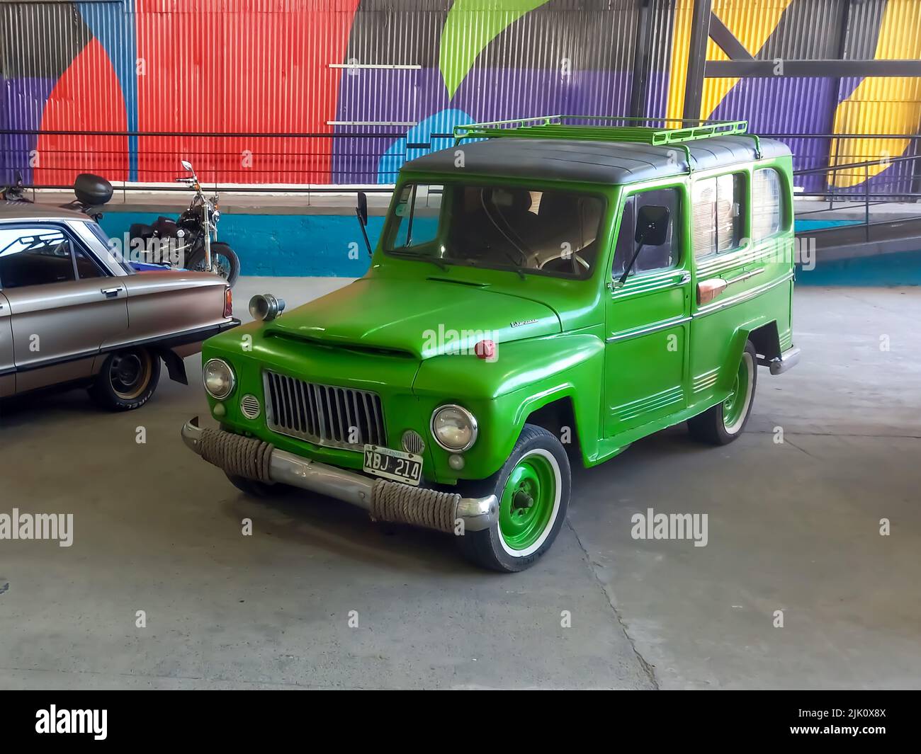 Vecchia jeep verde IKA Estanciera ex Overland Willys Station Wagon circa 1966 parcheggiato in un deposito. Mostra di auto classiche. Angolo elevato. CopySpace Foto Stock