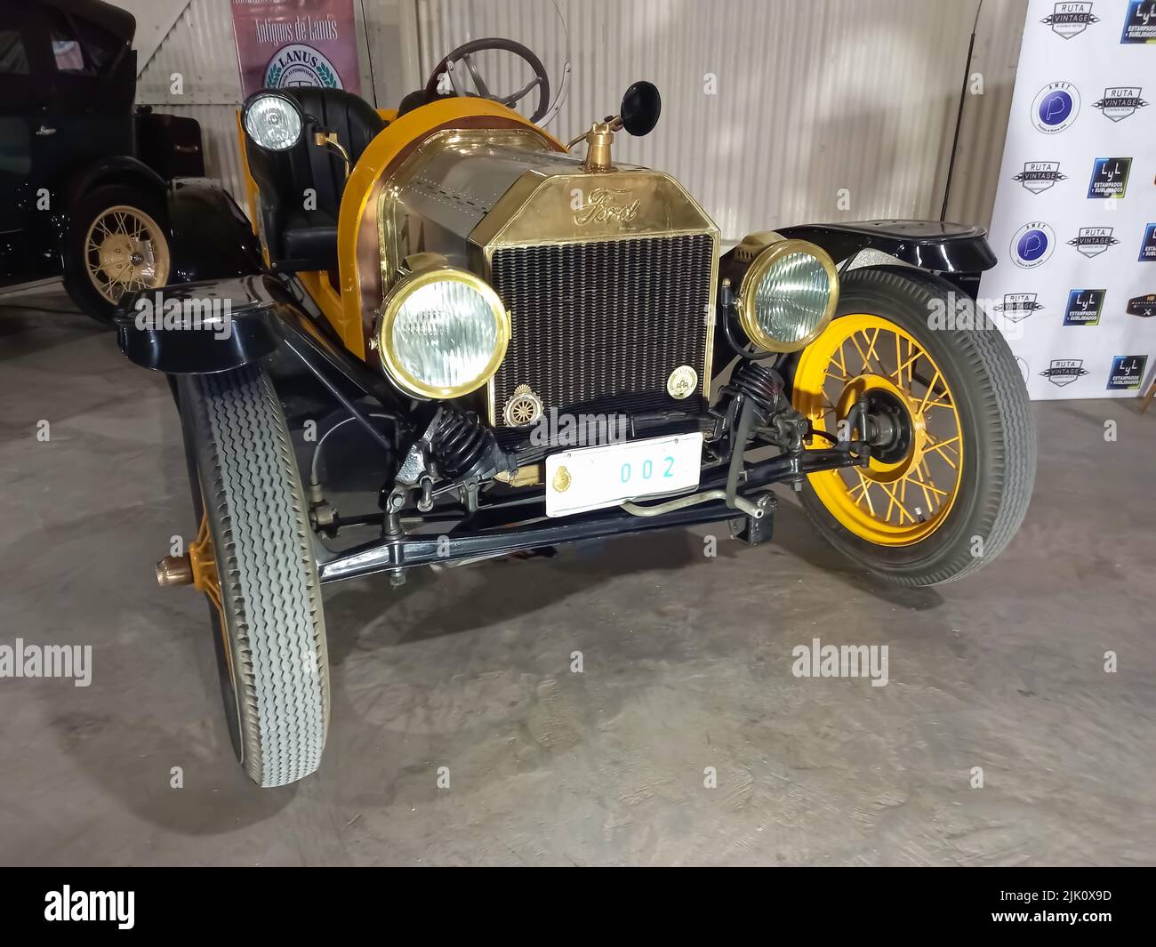 Una vecchia benna personalizzata 1920s Ford Model T apre Speedster in un magazzino. Expo Fierro 2022 mostra di auto classiche. Foto Stock