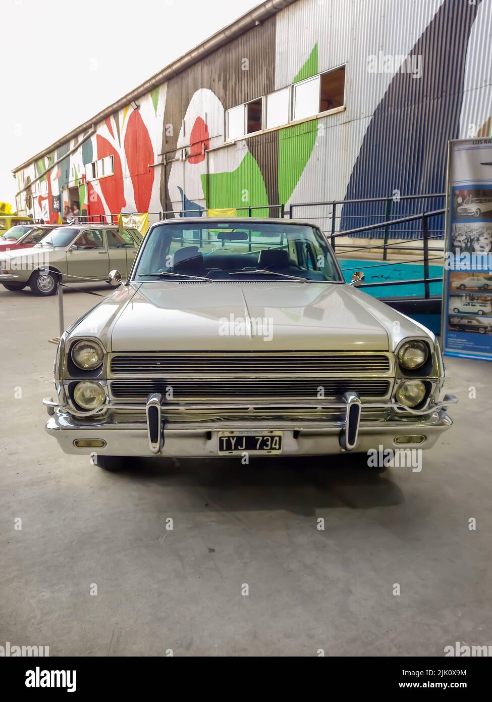 Vecchio AMC Rambler Ambassador quattro porte berlina 1965-1966 da IKA parcheggiato in un deposito. Vista frontale. Expo Fierro 2022 mostra di auto classiche. CopySpace Foto Stock